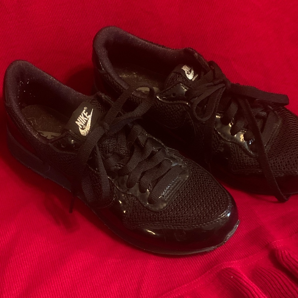 Nike Women's Black Athletic Low-Top Sneakers